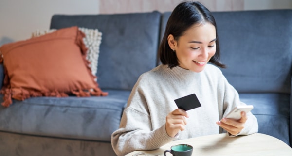 Women more likely than men to settle when it comes to credit cards, survey shows